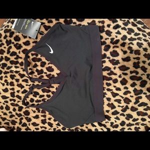 Nike sports bra size Med . Bran new !!!